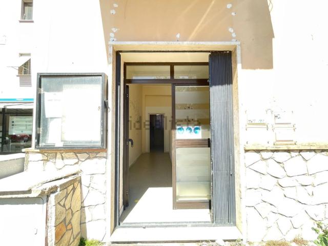 Locale Commerciale in affitto a Latina, Lazio