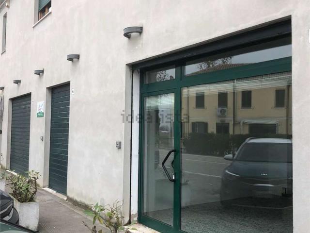 Locale Commerciale in affitto a Ferrara, Reggio Emilia