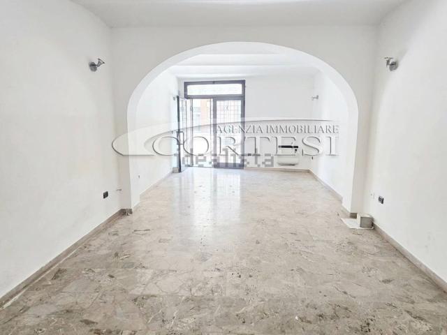 Locale Commerciale in affitto a Umbertide, Perugia