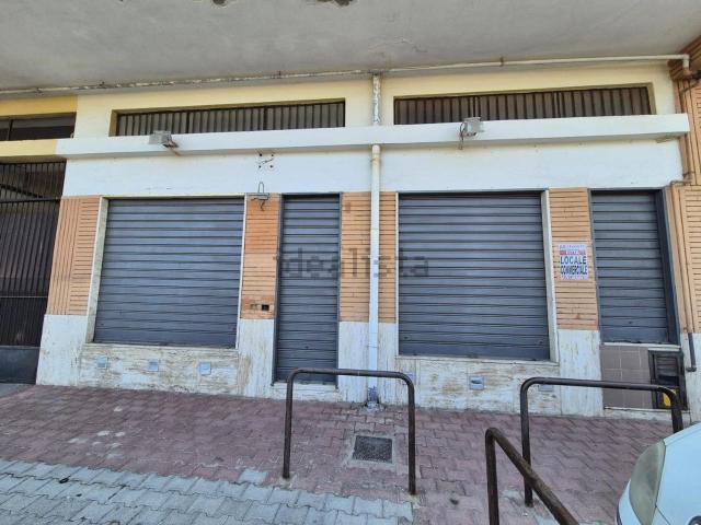 Locale Commerciale in affitto a Caivano, Campania