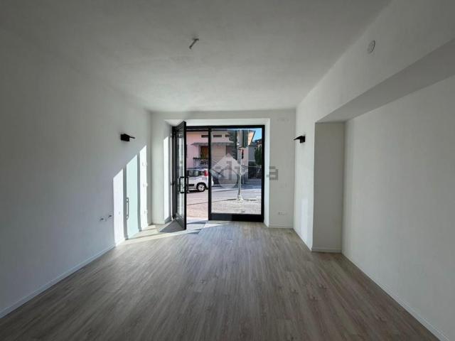 Locale Commerciale in affitto a Comunità della Vallagarina, Villa Lagarina