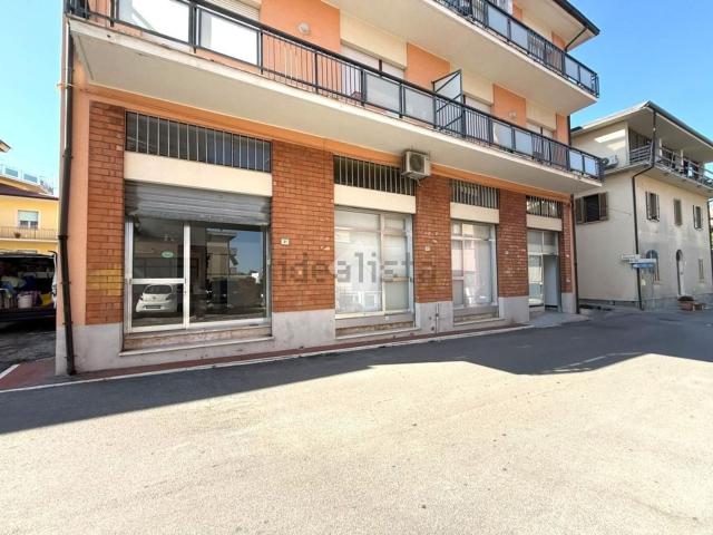 Locale Commerciale in affitto a Colle Leone, Mosciano Sant'angelo