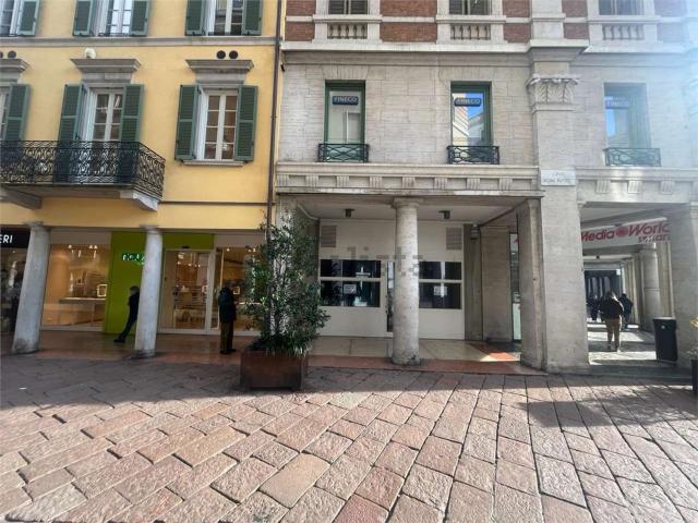 Locale Commerciale in affitto a Biumo Superiore, Varese