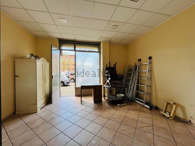 Locale Commerciale in affitto a Circoscrizione 4, Piemonte