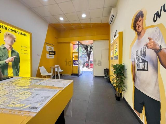 Locale Commerciale in affitto a Municipalità 7, Campania