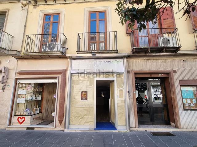 Locale Commerciale in affitto a Avellino, Campania