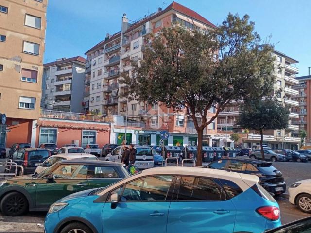 Locale Commerciale in affitto a Municipio Roma VII, Roma Capitale