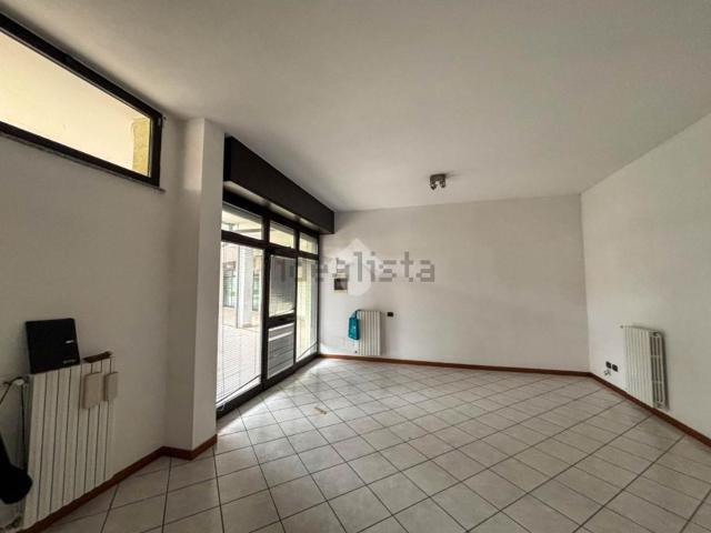 Locale Commerciale in affitto a Concorezzo, Lombardia