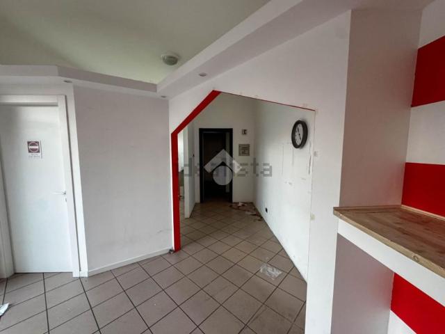 Locale Commerciale in affitto a Novate Brianza, Merate