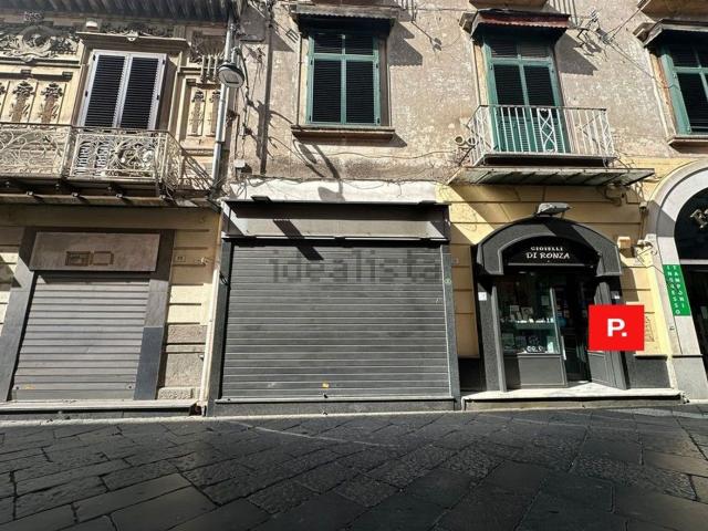 Locale Commerciale in affitto a Sant'Andrea dei Lagni, Santa Maria Capua