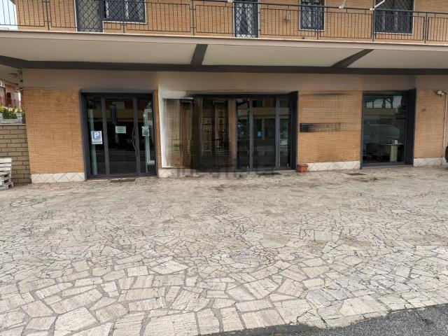 Locale Commerciale in affitto a Lido di Enea, Roma Capitale