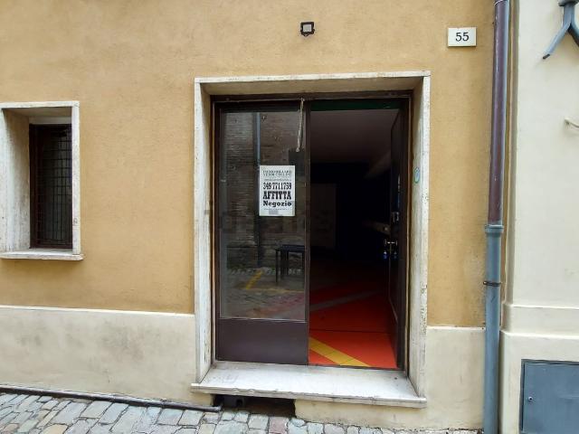 Locale Commerciale in affitto a Rione Porto, Marche