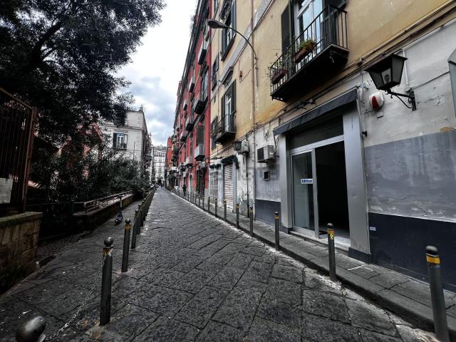 Locale Commerciale in affitto a Municipalità 1, Campania