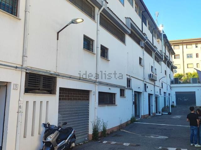 Locale Commerciale in affitto a Axa, Roma Capitale