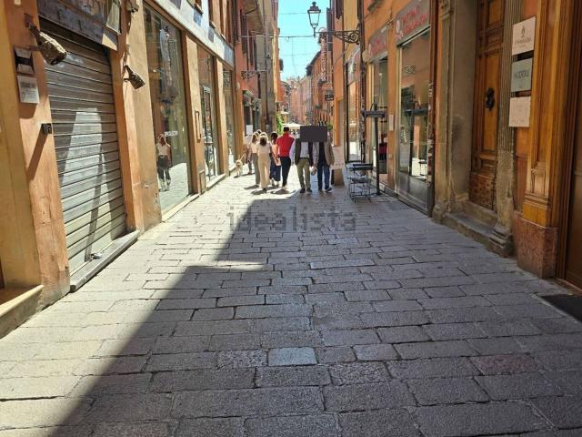 Locale Commerciale in affitto a Santo Stefano, Bologna