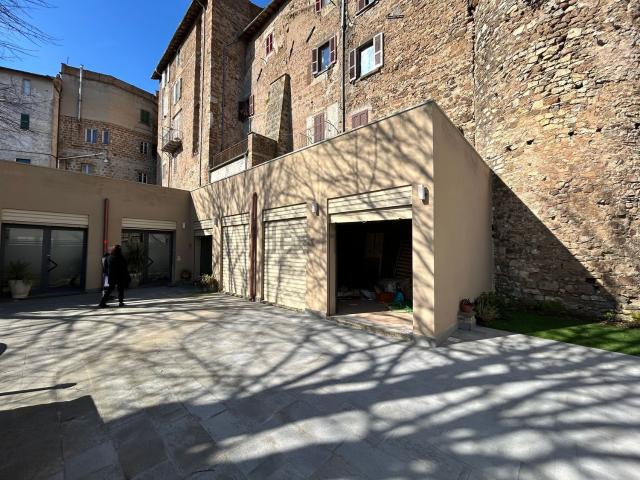 Locale Commerciale in affitto a Madonna del Ponte, Vetralla