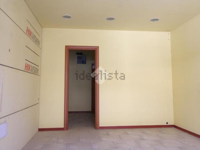 Locale Commerciale in affitto a Ripattoni Vecchio, Cepagatti