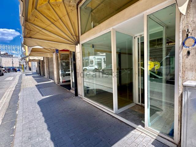 Locale Commerciale in affitto a Benevento, Campania