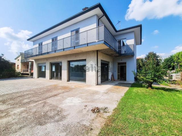 Locale Commerciale in affitto a Leno, Lombardia