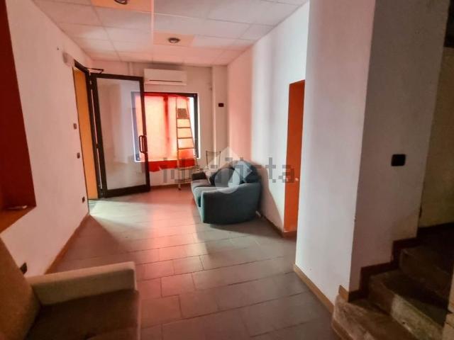Locale Commerciale in affitto a Vaccarezza Nuova, Brivio