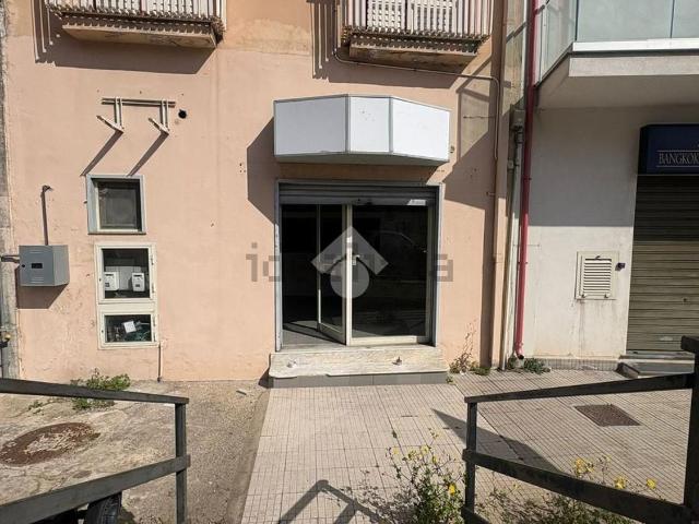 Locale Commerciale in affitto a Sperone, Messina