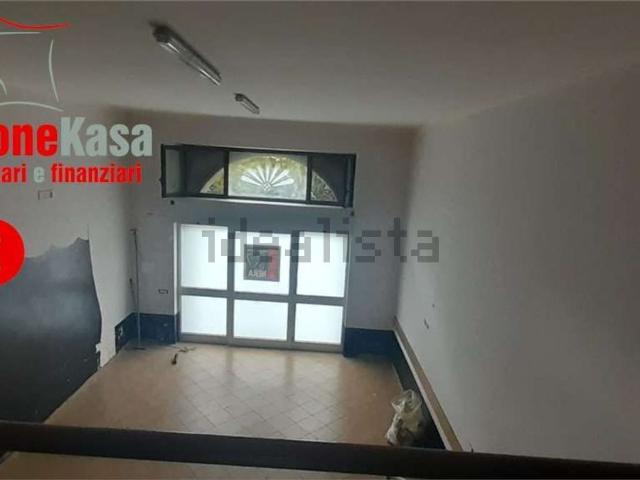 Locale Commerciale in affitto a Camposano, Campania