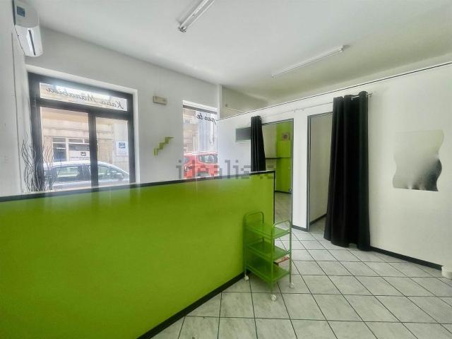 Locale Commerciale in affitto a Cappuccini, Ragusa