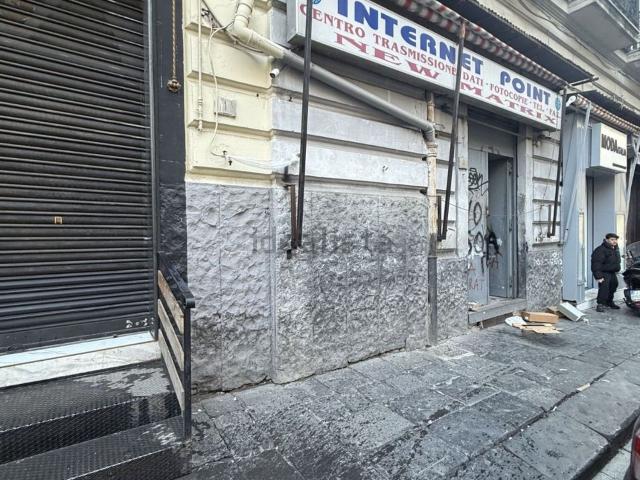 Locale Commerciale in affitto a Municipalità 2, Campania