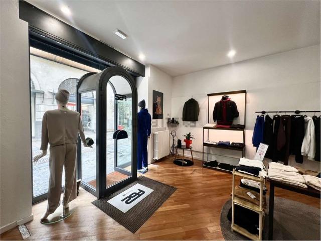 Locale Commerciale in affitto a Biumo Superiore, Varese