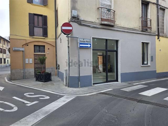 Locale Commerciale in affitto a Ceresolo, Limbiate