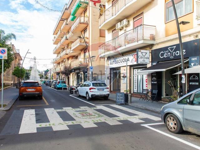 Locale Commerciale in affitto a Gravina Di Catania, Sicilia