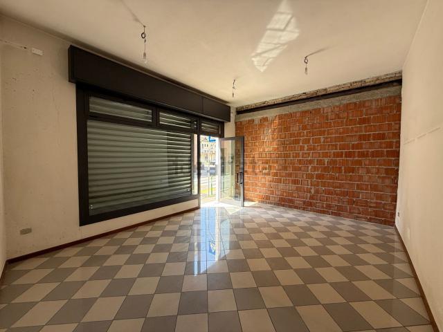 Locale Commerciale in affitto a Quartiere Sant'Anna, Piove Di Sacco