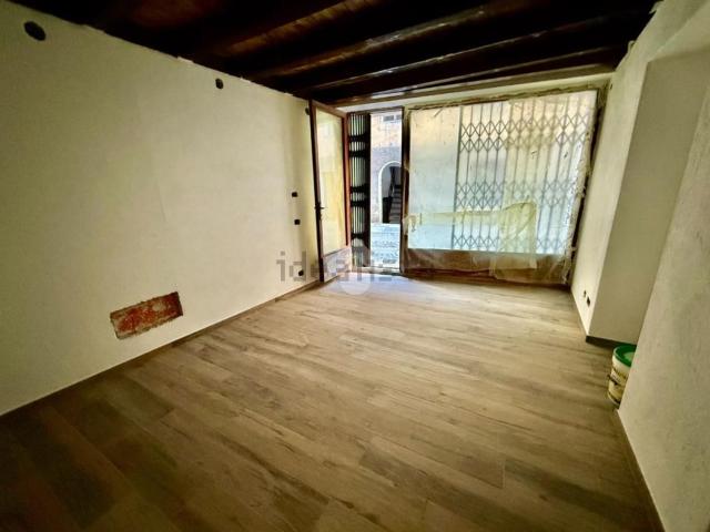 Locale Commerciale in affitto a Aosta