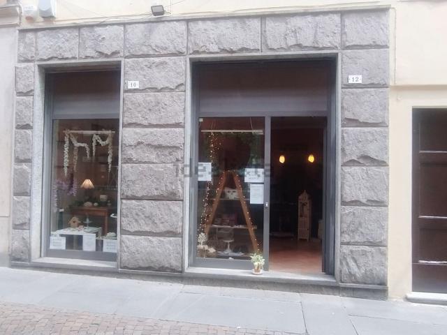 Locale Commerciale in affitto a Oltreponte, Piemonte