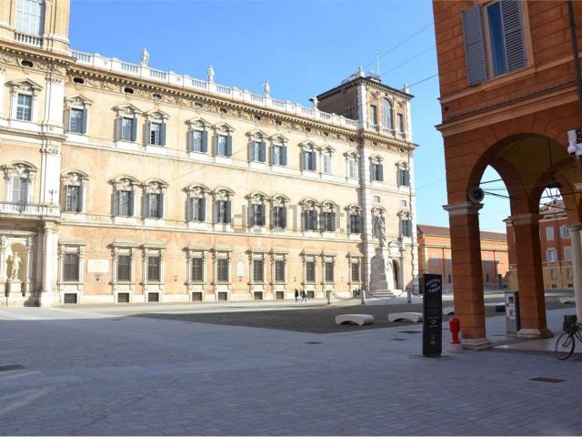 Locale Commerciale in affitto a Centro Storico, Modena