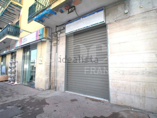 Locale Commerciale in affitto a Arzano, Campania