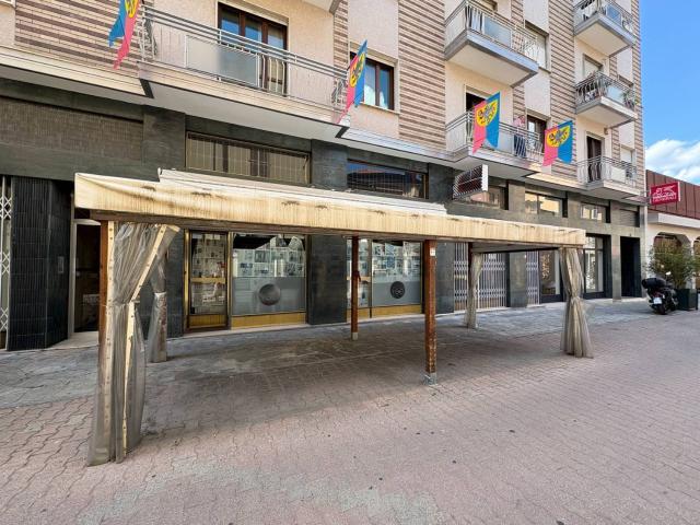 Locale Commerciale in affitto a Rione San Secondo, Piemonte