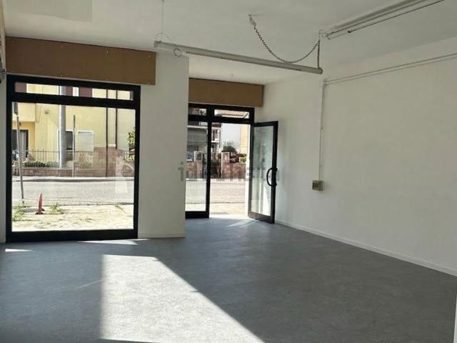 Locale Commerciale in affitto a Rovigo, Veneto