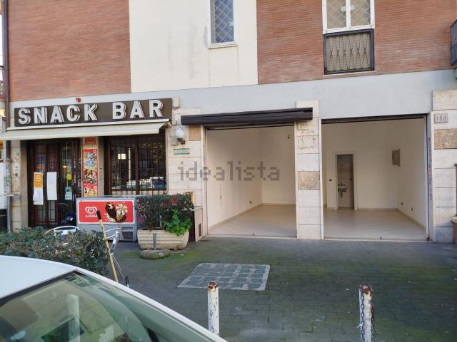 Locale Commerciale in affitto a Municipio Roma XIII, Roma Capitale
