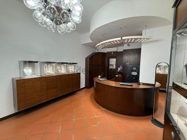 Locale Commerciale in affitto a Follonica, Toscana