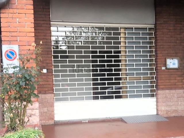 Locale Commerciale in affitto a Solaro, Lombardia