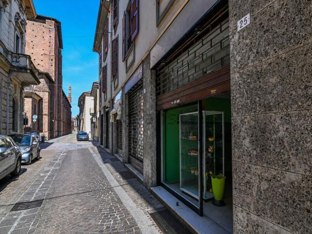 Locale Commerciale in affitto a Borgo Ticino, Pavia