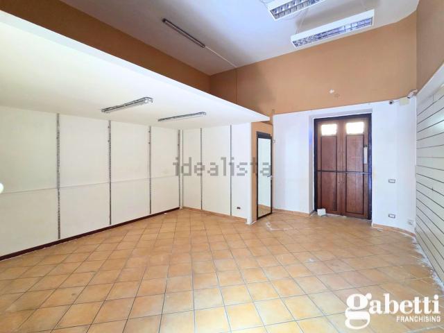 Locale Commerciale in affitto a Pomigliano D'arco, Campania