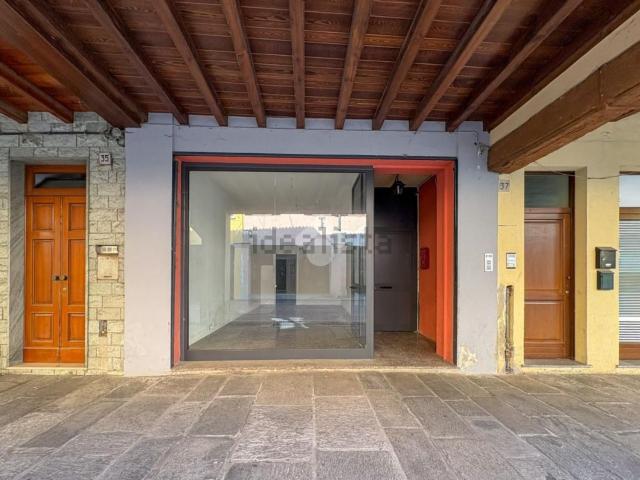 Locale Commerciale in affitto a Castelleone, Lombardia
