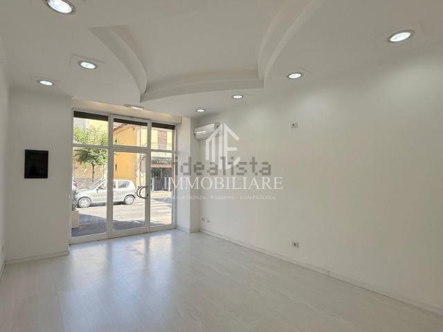 Locale Commerciale in affitto a Valle Mazzone, Roma Capitale