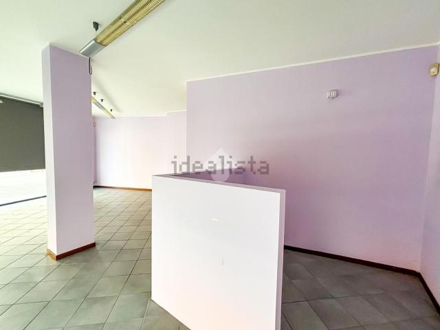 Locale Commerciale in affitto a Pognano, Lombardia