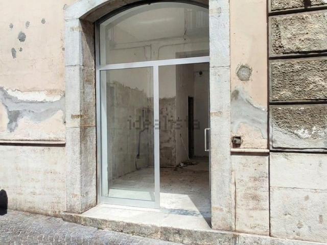 Locale Commerciale in affitto a Atripalda, Campania