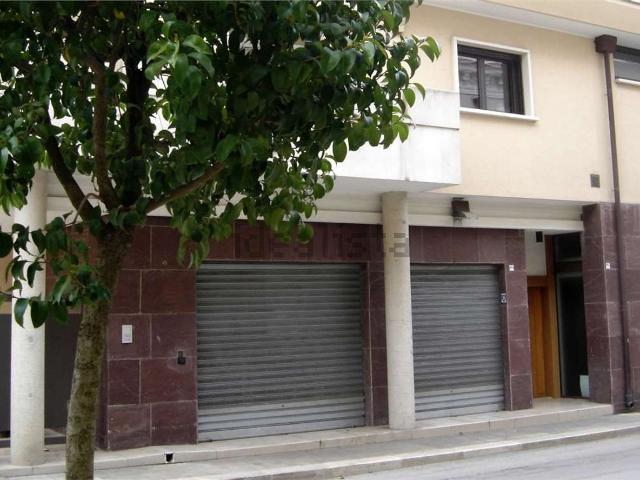 Locale Commerciale in affitto a Puglia, Bari