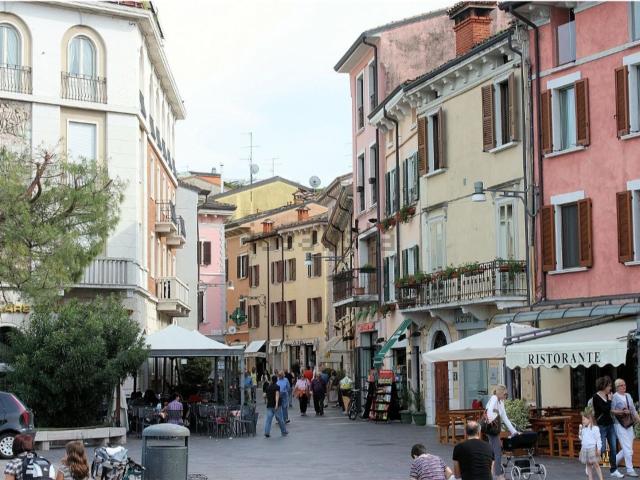 Locale Commerciale in affitto a Desenzano Del Garda, Lombardia