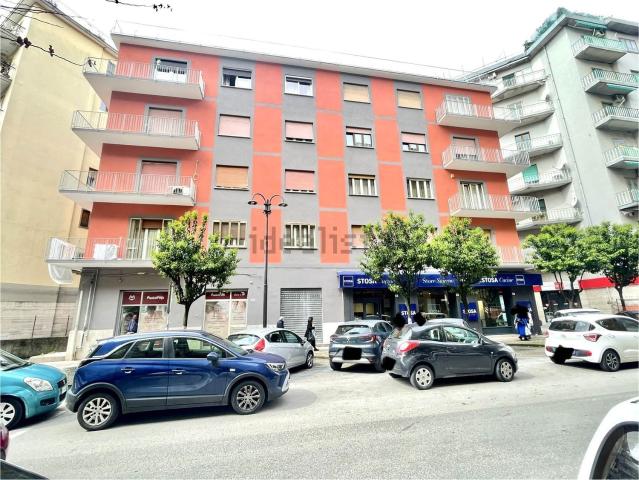 Locale Commerciale in affitto a Salerno, Campania
